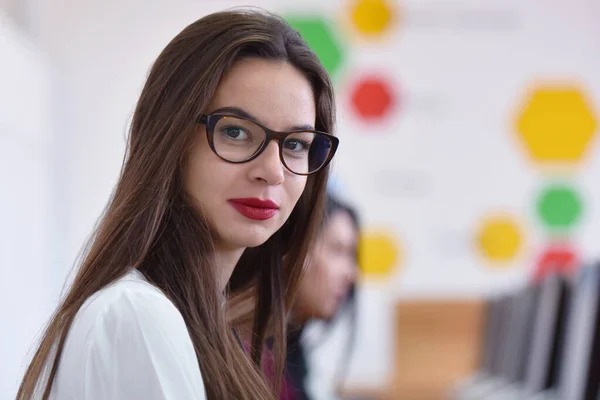 Gyönyörű női tanuló szemüveget visel a számítógépes laborban. — Stock Fotó