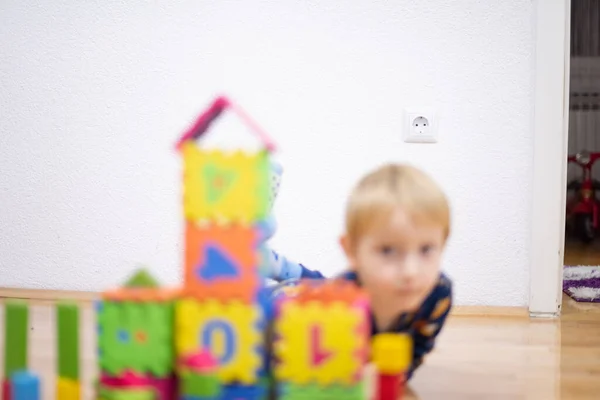 Niño preescolar jugando con bloques de juguetes coloridos. Niño jugando —  Fotos de Stock