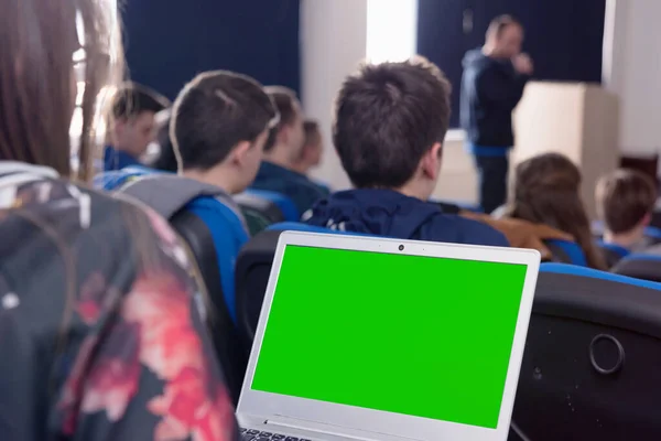 Gruppe junger Wirtschaftsstudenten hört zu und schaut zu — Stockfoto