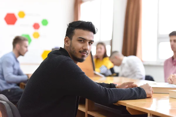 Usmívající Student Který Sedí Třídě Dívá Kamery Učebna Interiér — Stock fotografie