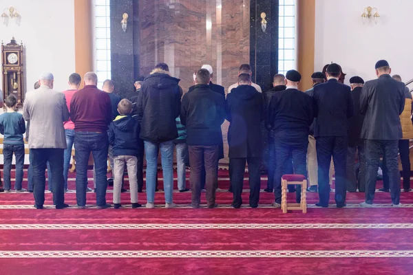 Orações muçulmanas religiosas rezando juntas dentro da grande mesquita . — Fotografia de Stock