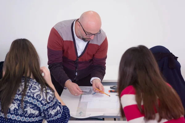 Professore di architettura maschile spiegare lezione di stu multietnico — Foto Stock