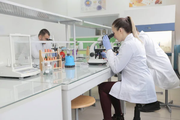 Grupo de jóvenes científicos de laboratorio que trabajan en el laboratorio con test tu —  Fotos de Stock