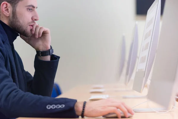 Programmation. Homme travaillant sur l'ordinateur dans un bureau informatique, assis à De — Photo