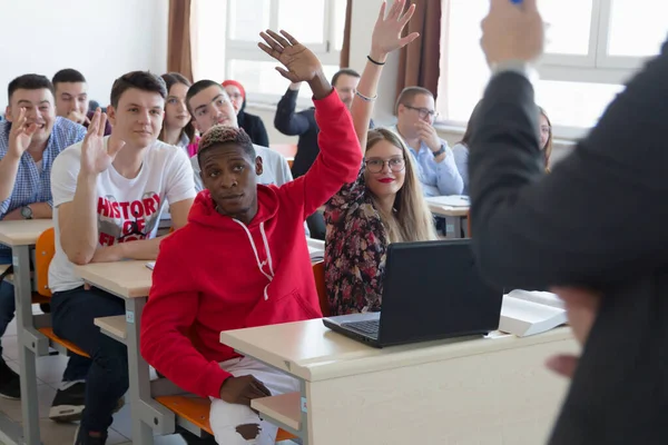 Atraktivní profesorka vysvětlit lekci pro studenty a mimo — Stock fotografie