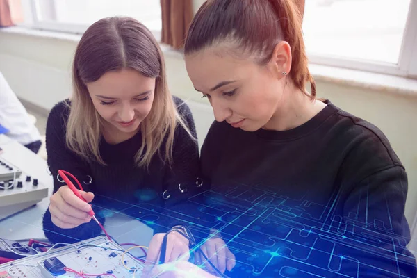 Dos jóvenes estudiantes de formación profesional técnica, la lección — Foto de Stock