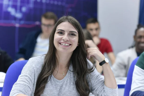 Studenten leven op de campus.Portret van vrouwelijke studenten — Stockfoto