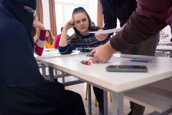 Férfi építész professzor elmagyarázza a leckét a többnemzetiségű stu — Stock Fotó