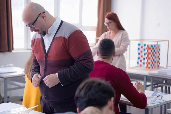 Professore di architettura maschile spiegare lezione di stu multietnico — Foto Stock