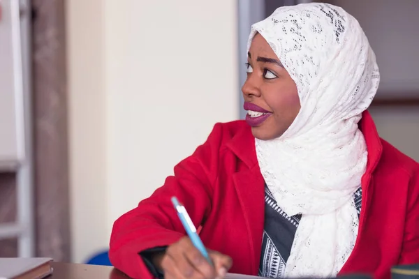 Startup entreprise afro-américaine femme qui travaille au quotidien à — Photo