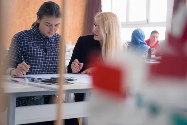 Női építésztanár a munkahelyén. Női professzor magyarázza el ar — Stock Fotó