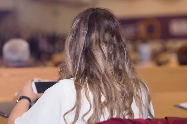 Mujer de negocios en la sala de conferencias de negocios con público dando pr — Foto de Stock