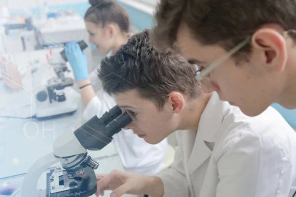 Группа молодых лабораторных ученых, работающих в лаборатории с тестом tu — стоковое фото