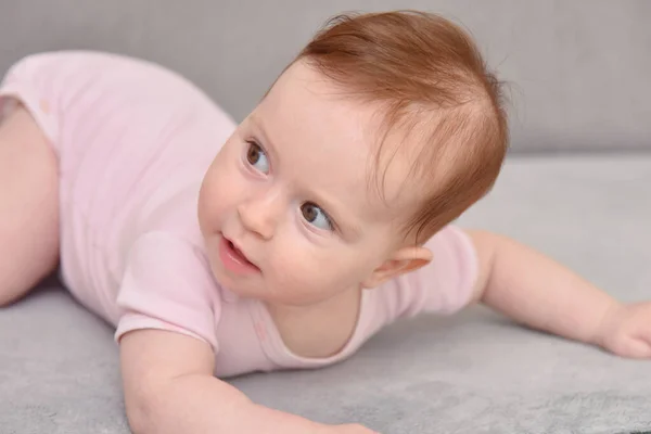 Feliz bebé de tres meses sobre fondo blanco. Niña mintiendo —  Fotos de Stock