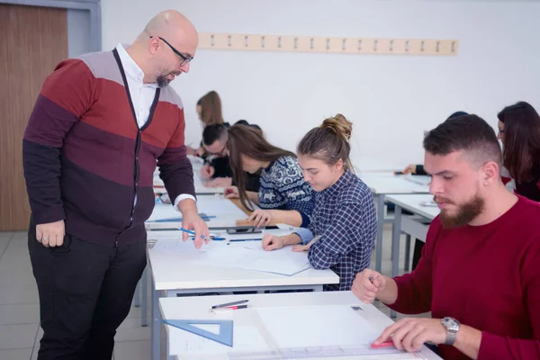 Férfi építész professzor elmagyarázza a leckét a többnemzetiségű stu — Stock Fotó