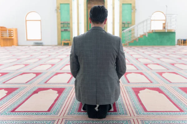 Religijny muzułmanin modlący się w meczecie. — Zdjęcie stockowe