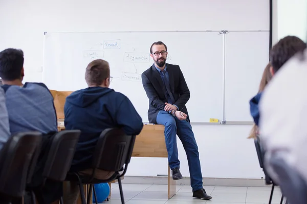 Gruppo di studenti che studiano con il professore in classe scuola moderna — Foto Stock