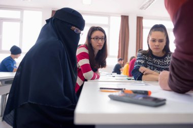Erkek mimari profesörü, çok ırklı stuya dersi açıklıyor