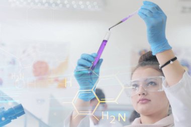 Laboratuvarda test tüpleri ve mikroskopla çalışan iki genç kadın ve erkek bilim adamı.,