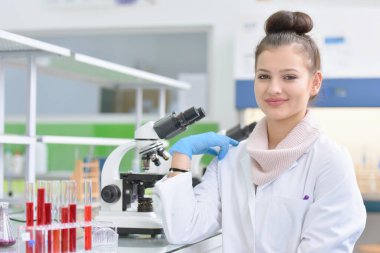 Laboratuvarda araştırma yapan genç bir erkek bilim adamı.