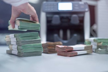 Banka çalışanları banka kasasında para sayıyor ve sıralıyor. Lar