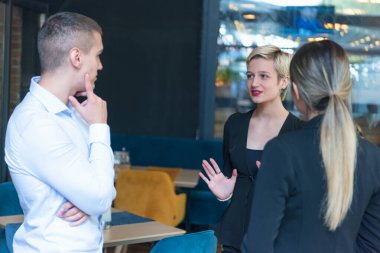 Teknolojiyle bağlantılı olarak çalışan çok ırklı iş adamları