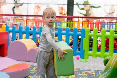 Çocuk yeni çocuk parkında oynuyor. Avrupa 'da dört yıl 