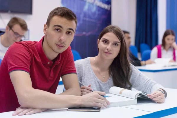 Estudantes universitários durante a aula. Resolver problemas em conjunto — Fotografia de Stock