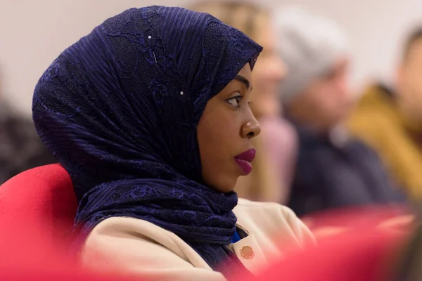 Un hermoso estudiante africano musulmán con hijab escuchar coche. — Foto de Stock