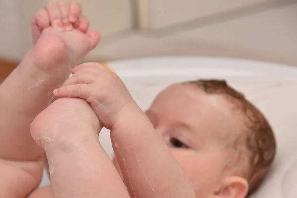 Mooi drie maanden baby meisje nemen van een bad door haar moeder thuis, europese kind. — Stockfoto