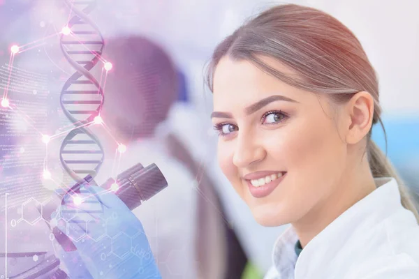 Jonge vrouwelijke laboratoriumwetenschapper werkt in het lab met reageerbuizen — Stockfoto