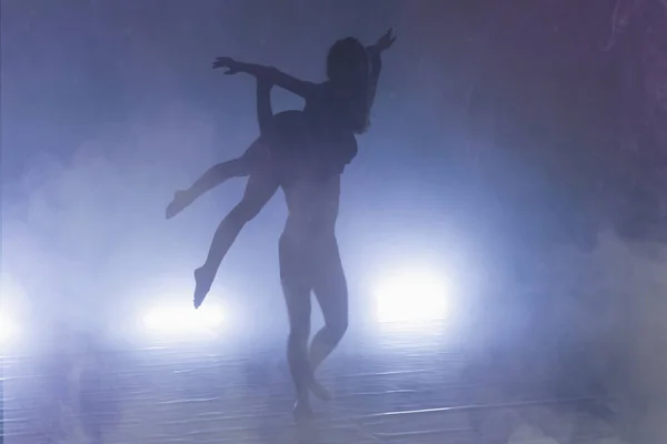 Dos jóvenes bailarines modernos bailando en el estudio. Deporte, baile a —  Fotos de Stock