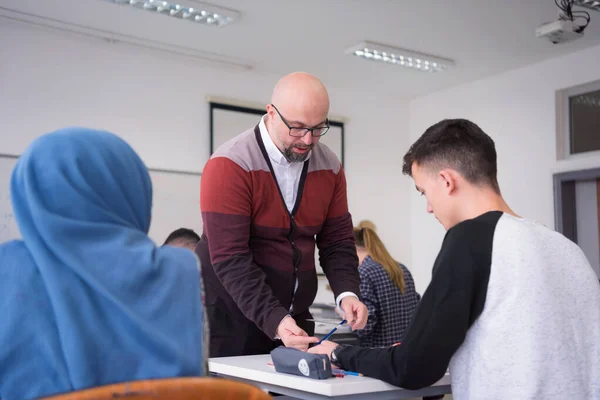 Hombre profesor de arquitectura explicar lección a stu multiétnico —  Fotos de Stock