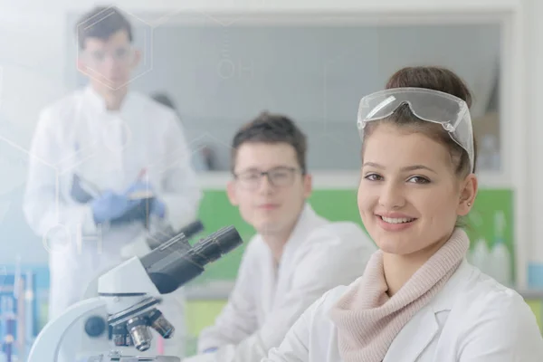 Groep jonge laboratoriumwetenschappers werkt in het lab met test tu — Stockfoto