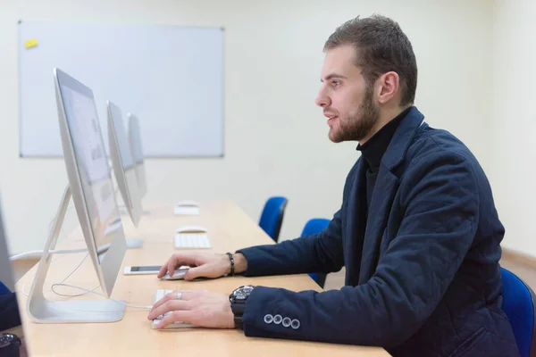 Mladý podnikatel pracující na moderním počítači. Podnikatel u — Stock fotografie