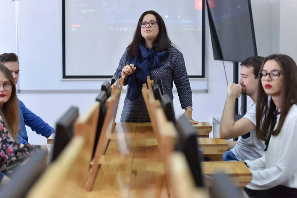 Professoressa spiegare agli studenti e interagire con loro in t — Foto Stock