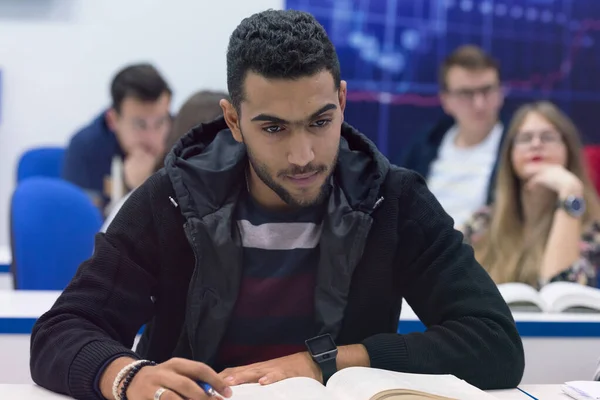 Univerzitní studenti během hodiny. Řešení problémů společně — Stock fotografie