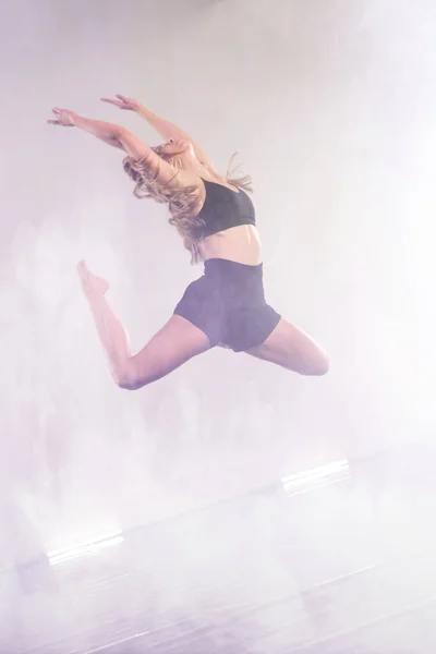 Joven bailarina moderna bailando en el estudio. Deporte, baile y ur —  Fotos de Stock