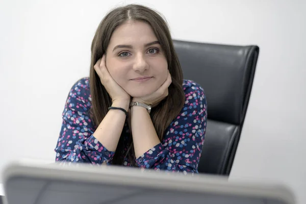 Geschäftsfrau, die allein am Laptop in ihrem Büro arbeitet. schöne b — Stockfoto