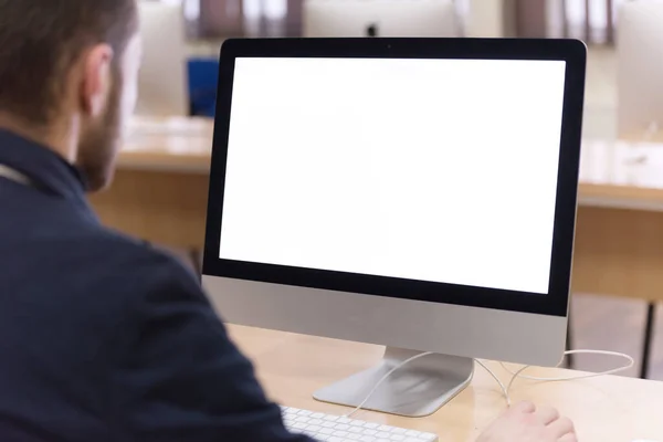 Jonge mannelijke zakenman die aan moderne computer werkt. Zakenman u — Stockfoto