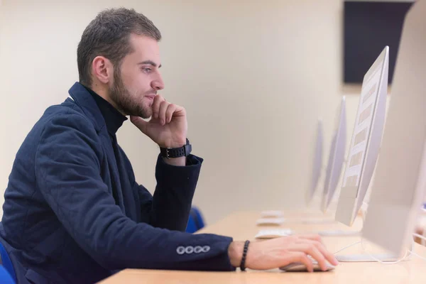 Programování. Muž pracující na počítači v IT kanceláři, sedí na De — Stock fotografie