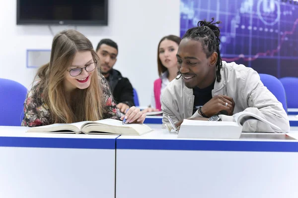 Jonge Studenten Kijken Naar Boeken Leren Moderne Klas Onderwijsconcept — Stockfoto