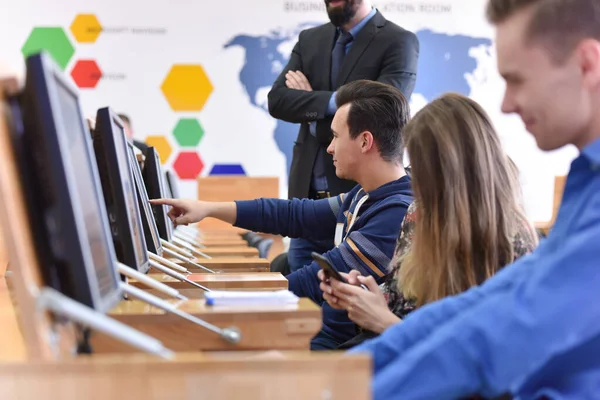 Man professor uitleggen les aan studenten en interactie met hen — Stockfoto