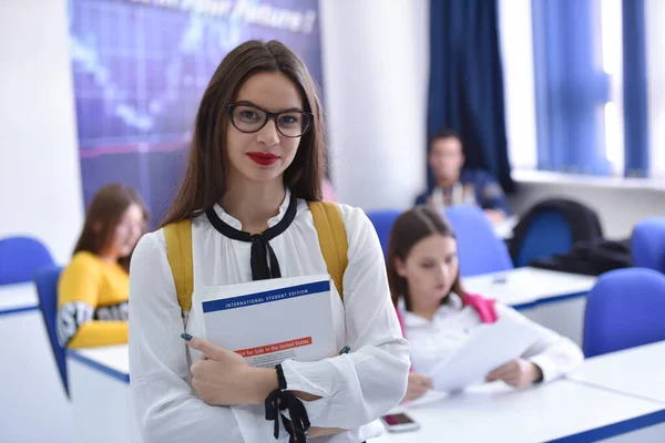 Stresszes fiatal női hallgató az iskola közgazdaságtan érzés fru — Stock Fotó