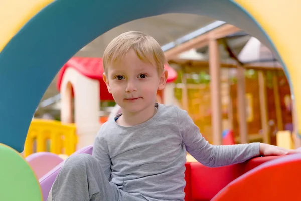 Hij speelt op de kleuterschool. Vier jaar Europees — Stockfoto