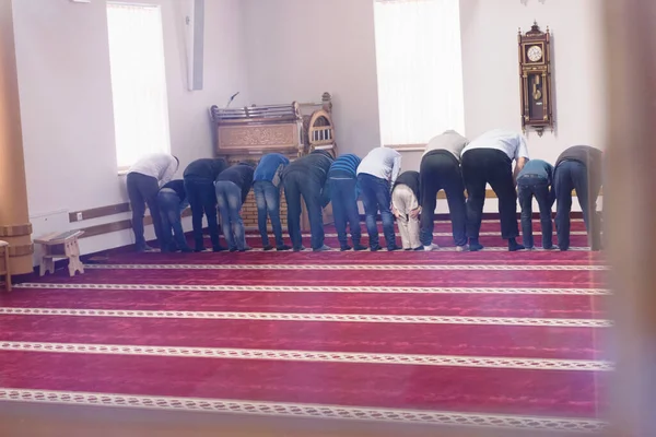 Religiosas oraciones musulmanas rezando juntas dentro de la gran mezquita . — Foto de Stock