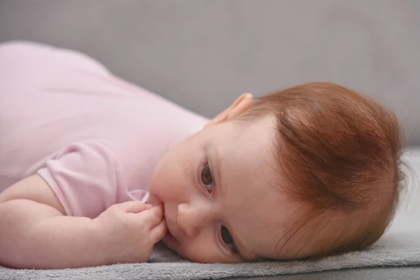 Feliz bebê de três meses em fundo branco. Menina mentirosa — Fotografia de Stock