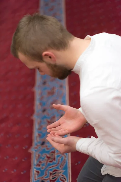 Jovem religioso europeu muçulmano homem orando dentro da bela — Fotografia de Stock