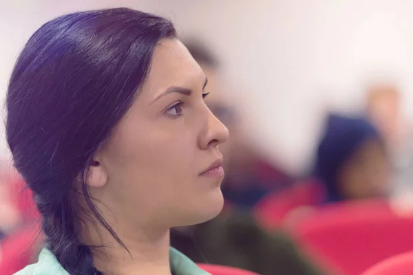 Una guapa estudiante escuchan atentamente durante el seminario.. —  Fotos de Stock