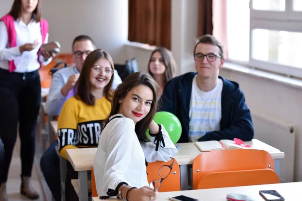 L'un des étudiants a son anniversaire. Étudiants sympathiques décidés — Photo